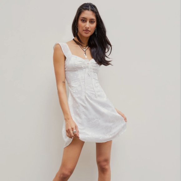 {Cider} Floral Vintage Style Feminine White Mini Dress with Lace Appliqué Bridal - Picture 5 of 16
